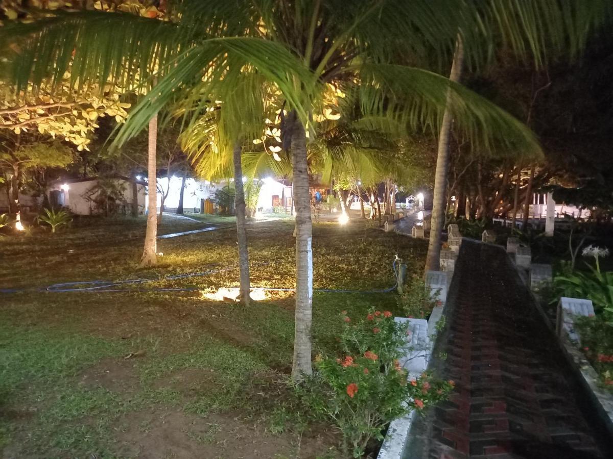Blue Sand Beach Resort Trincomalee Bagian luar foto